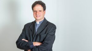 Presentada por el Rector de la Universidad Eclesiástica San Dámaso, Nicolás Álvarez de las Asturias,